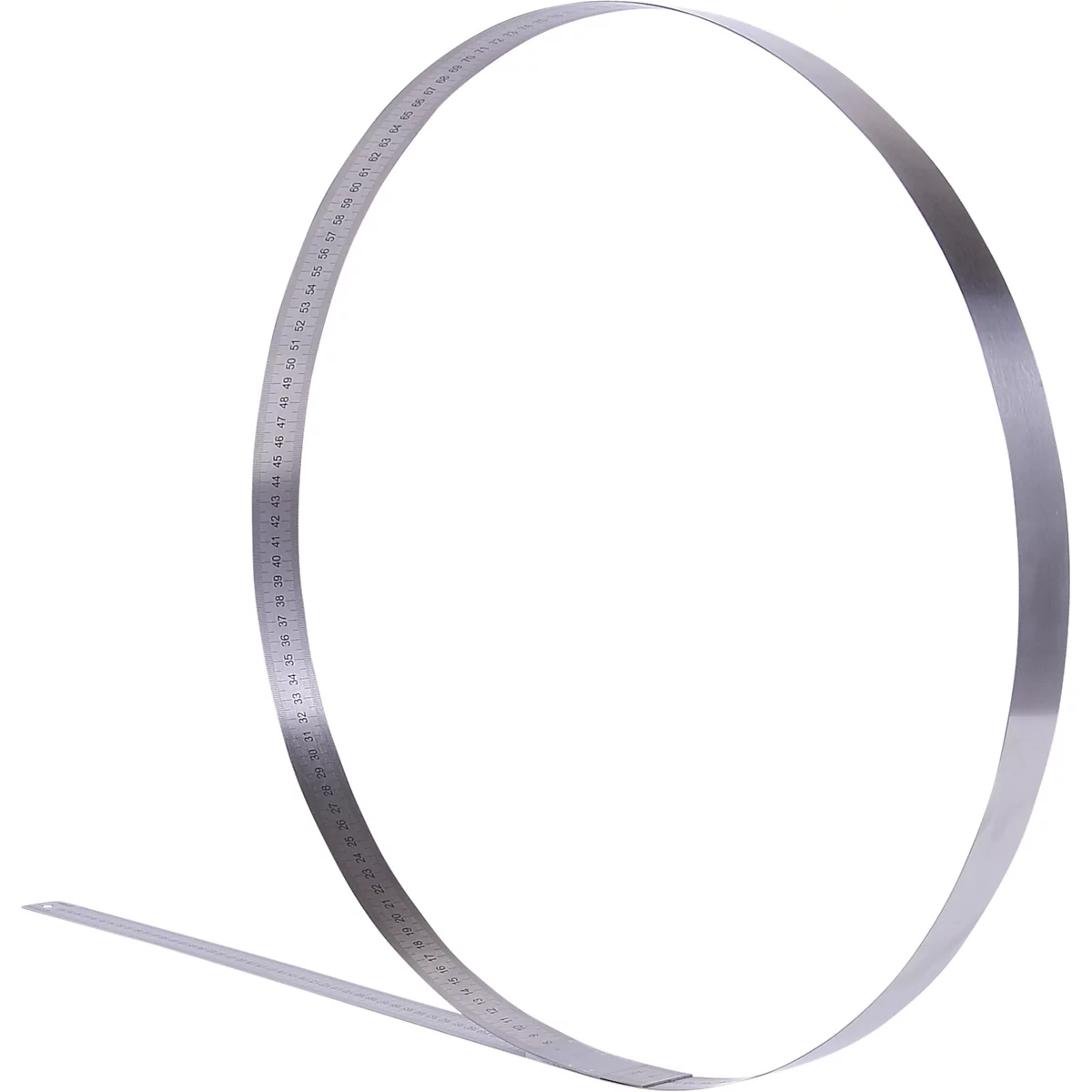 Metall-Messband, halbkreisförmig gebogen, mit Zahlen auf einer Seite. Auf weißem Hintergrund.